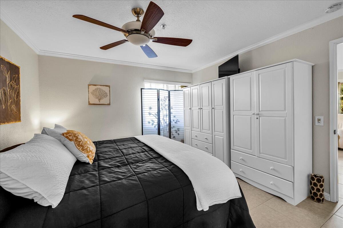 2700 Lawrence Crossley Road, Unit 83 Palm Springs, CA 92264 - Photo 19 of 52 a bedroom with a bed and a ceiling fan