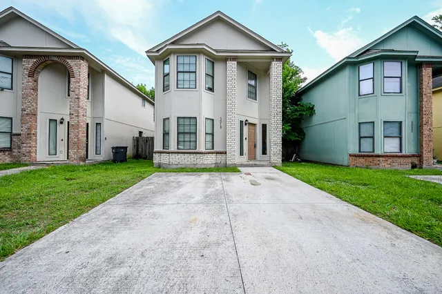 a view of a yard in front of a house