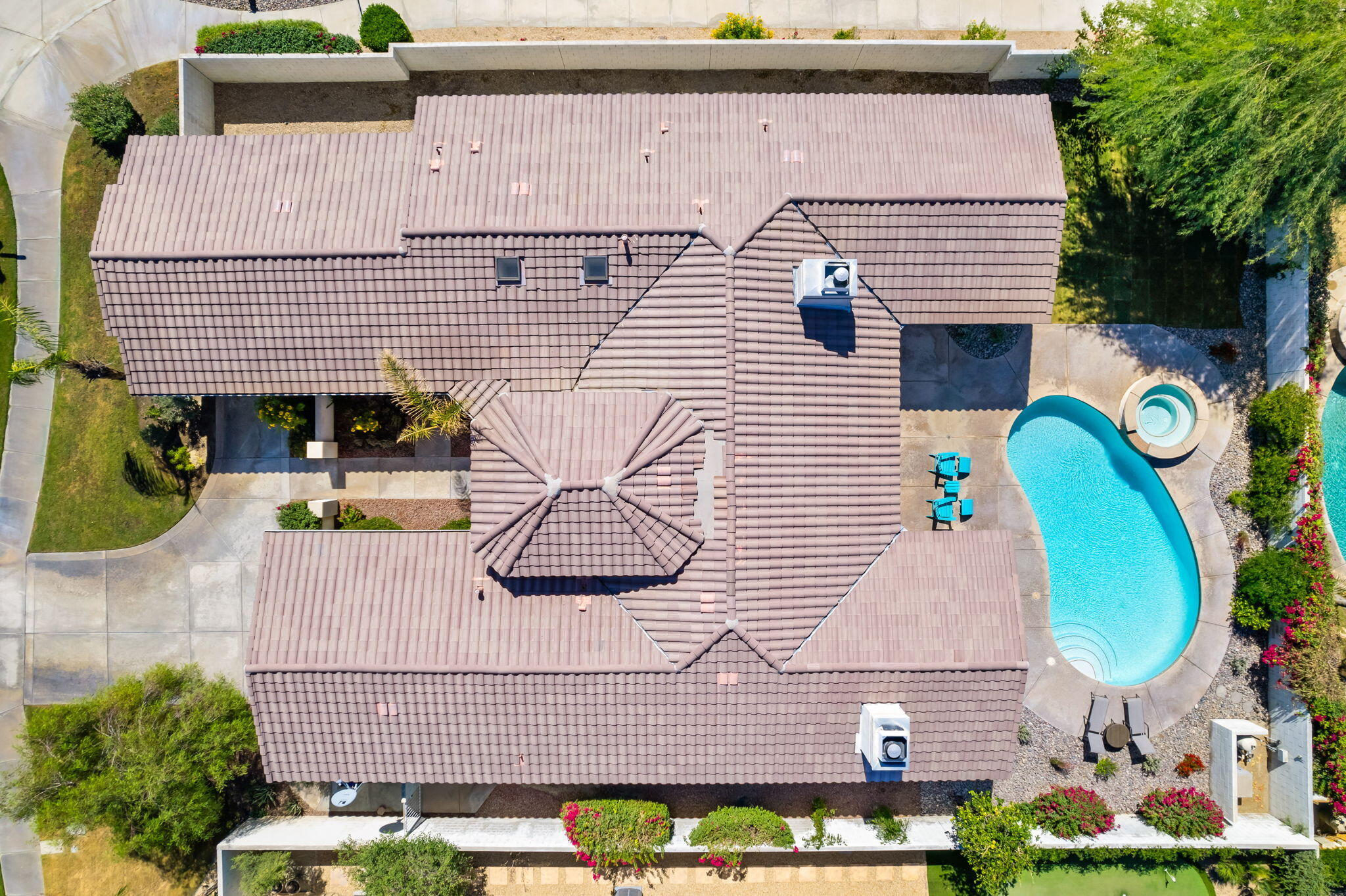 1 Waterloo Court Rancho Mirage, CA 92270 - Photo 5 of 54 a view of a patio with table and chairs and potted plants