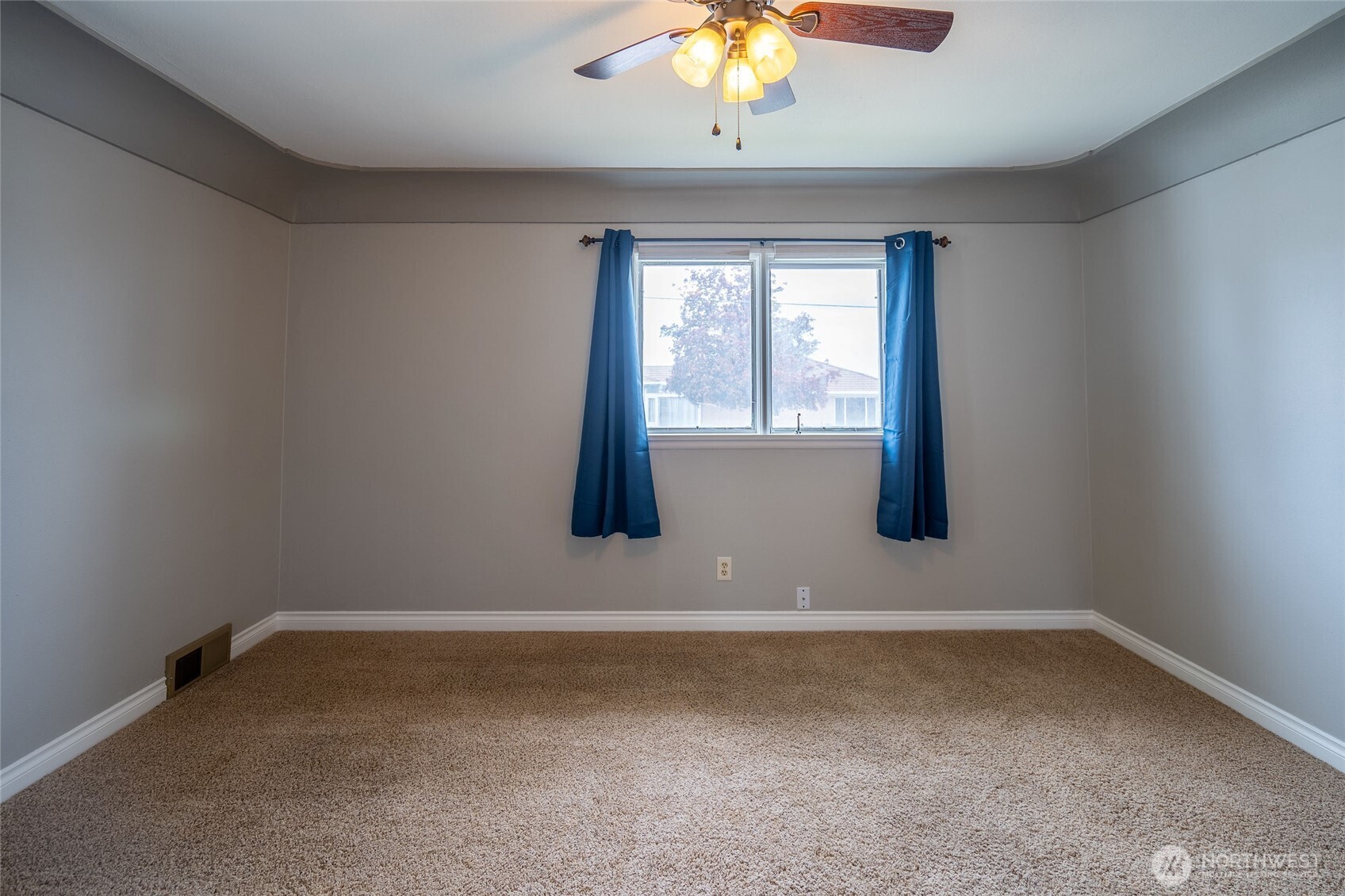 113 East 6th Street Lind, WA 99341 - Photo 20 of 38 an empty room with a window