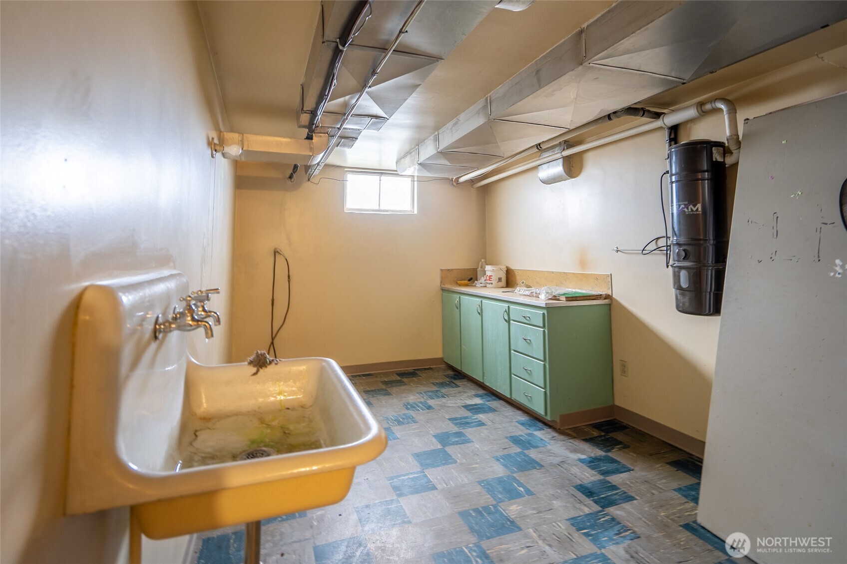 113 East 6th Street Lind, WA 99341 - Photo 32 of 38 a utility room with a washer and dryer