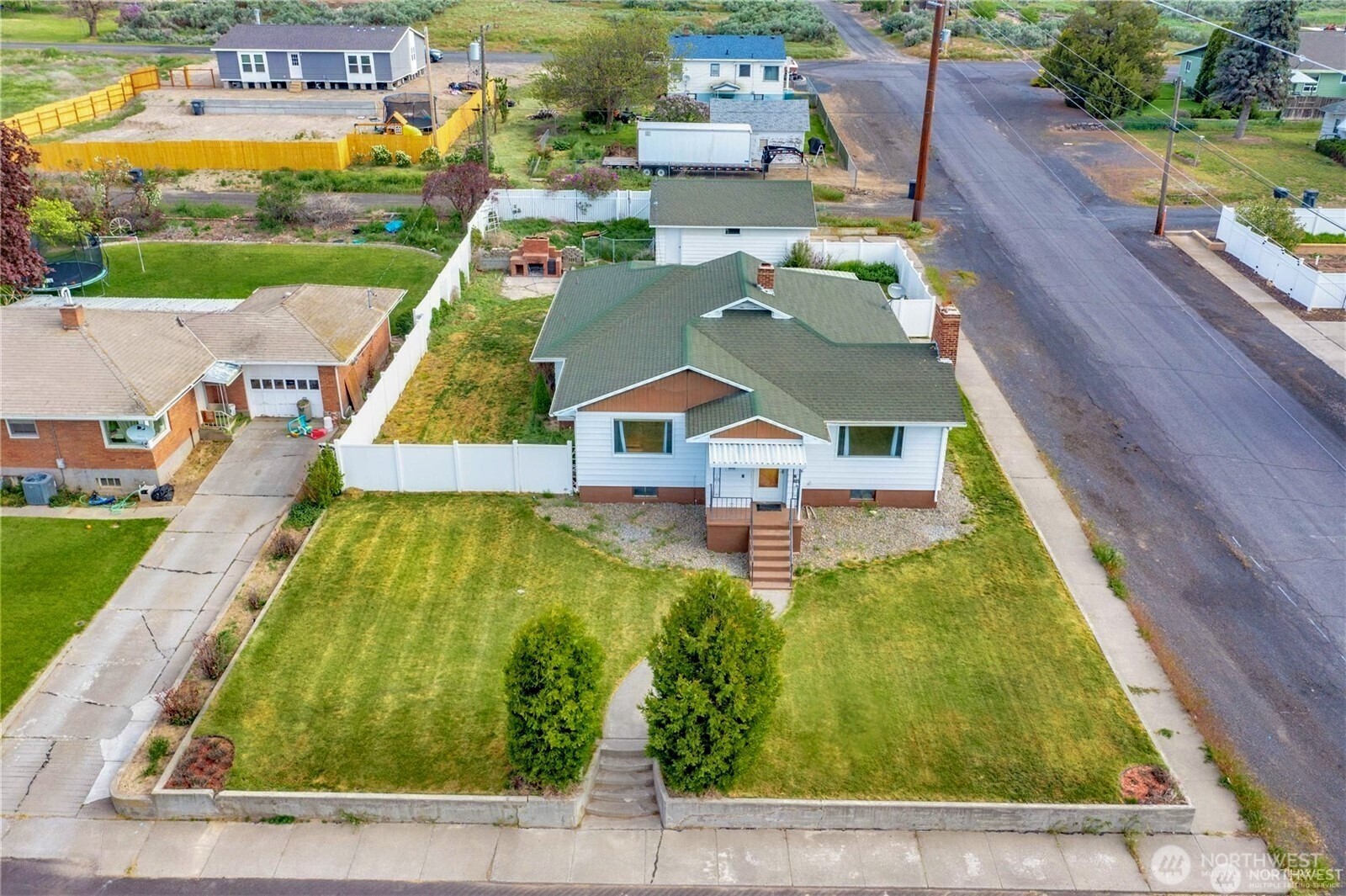 113 East 6th Street Lind, WA 99341 - Photo 34 of 38 swimming pool view with a garden view