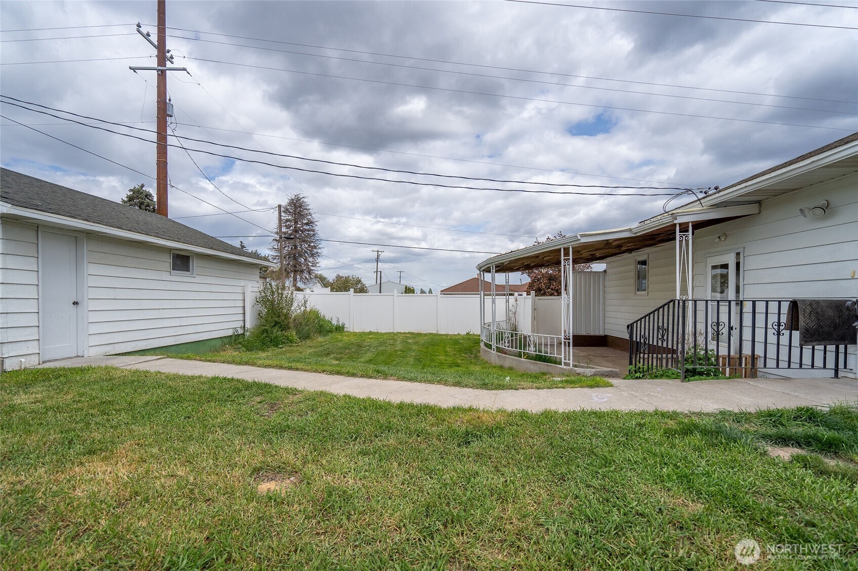 113 East 6th Street Lind, WA 99341 - Photo 5 of 38 a backyard of a house