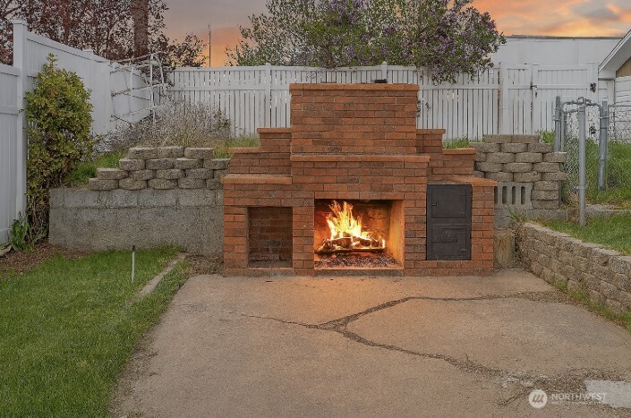113 East 6th Street Lind, WA 99341 - Photo 6 of 38 a view of a deck and a yard