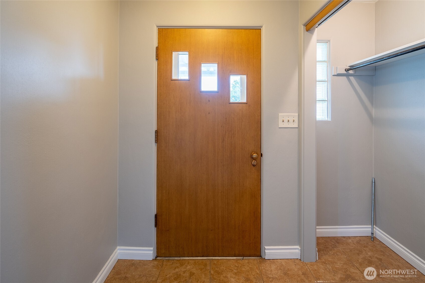 113 East 6th Street Lind, WA 99341 - Photo 7 of 38 a view of front door