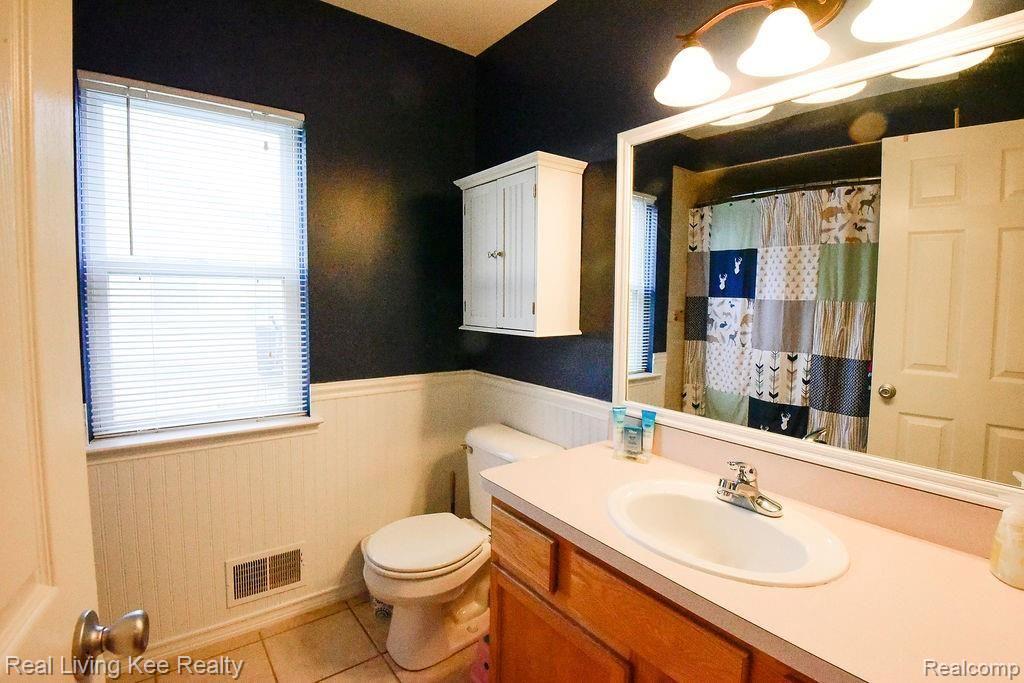 95 Ridge Field Court Oxford, MI 48371 - Photo 29 of 40 Upstairs full bath