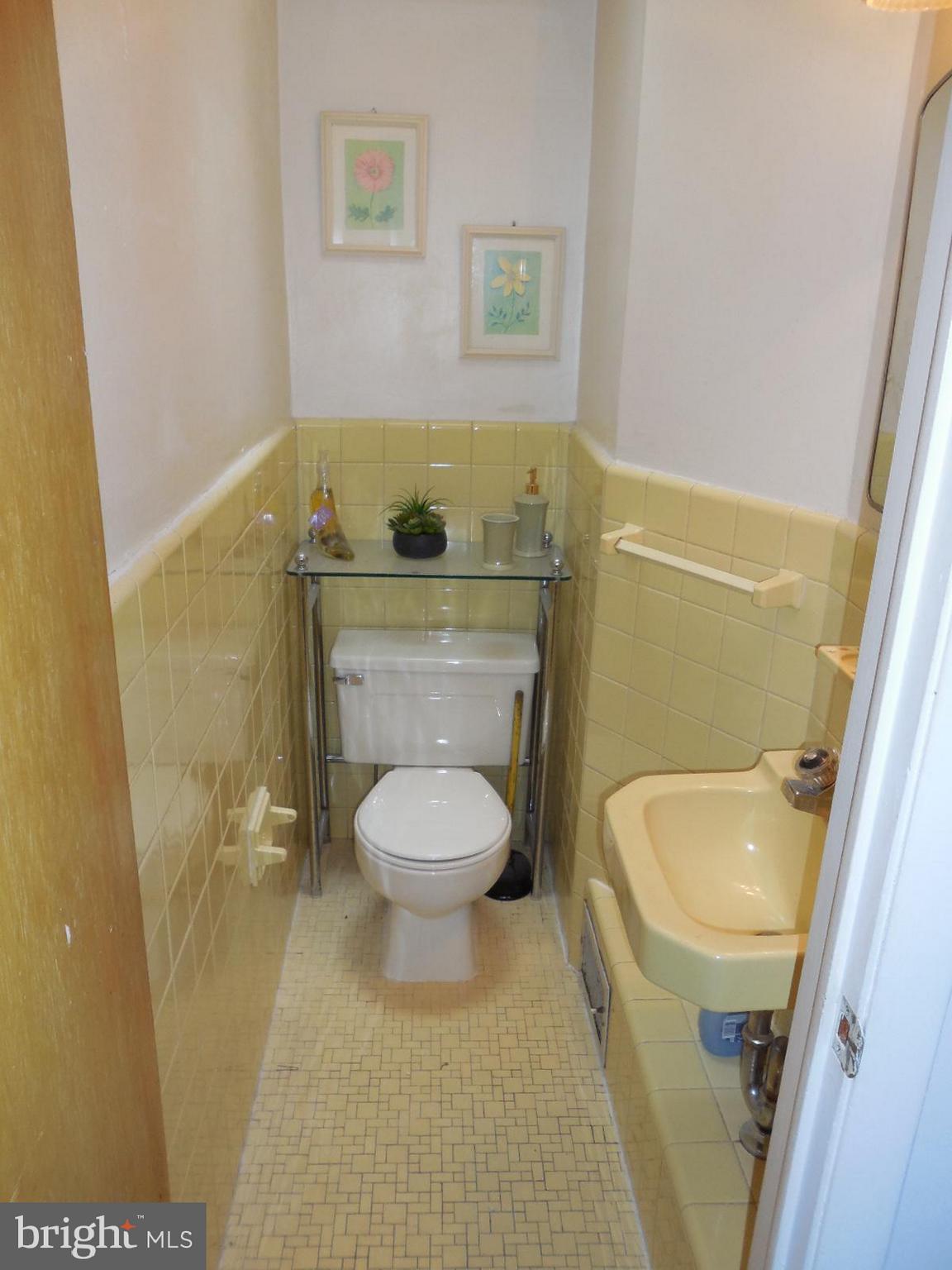 4064 West Ford Road Philadelphia, PA 19131 - Photo 8 of 17 Bedroom #1 bathroom