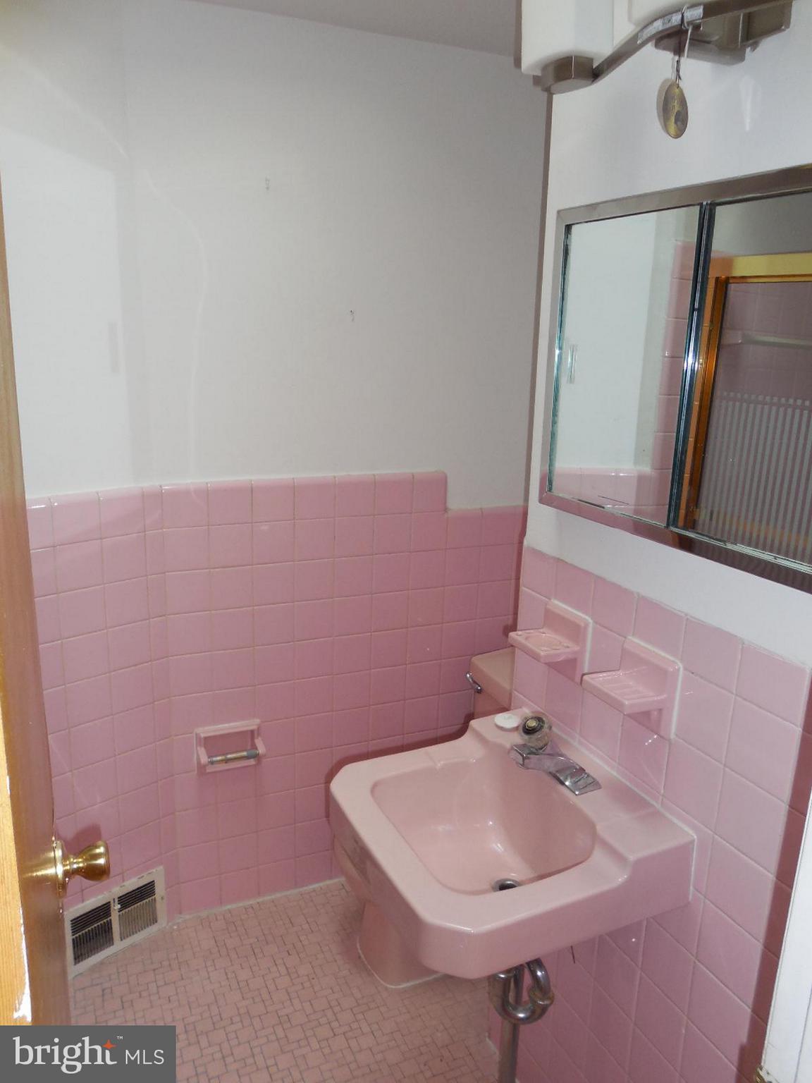 4064 West Ford Road Philadelphia, PA 19131 - Photo 9 of 17 Hallway Bath