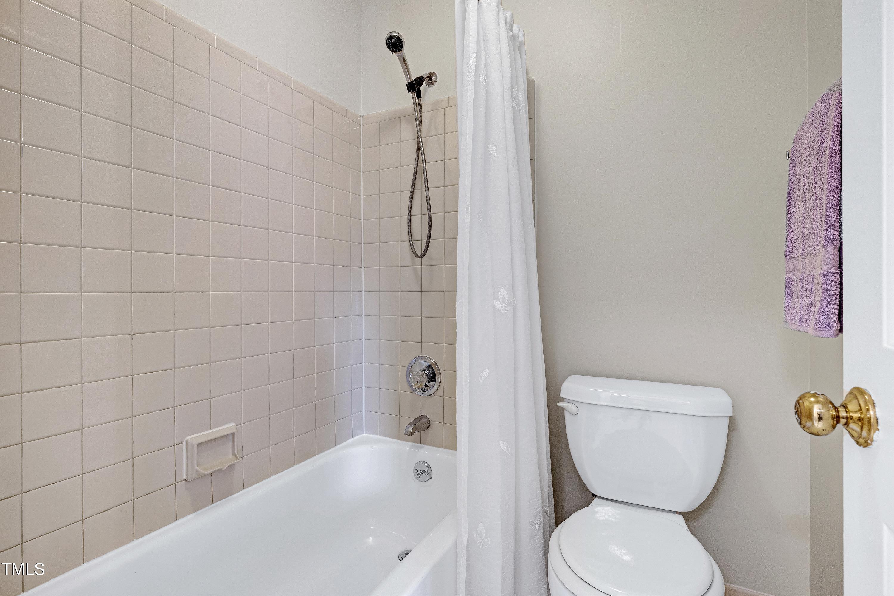 202 Oak Hollow Court Raleigh, NC 27613 - Photo 32 of 44 a bathroom with a toilet and a bathtub