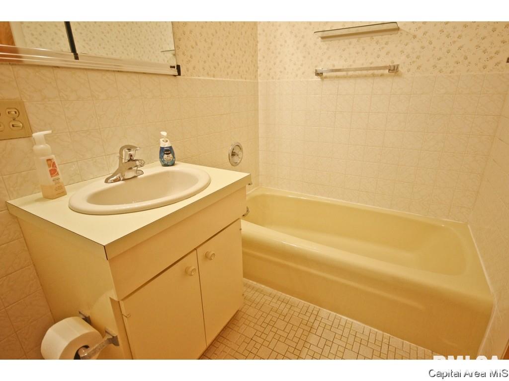 811 Kenyon Drive Springfield, IL 62704 - Photo 21 of 36 Gallery Image 21