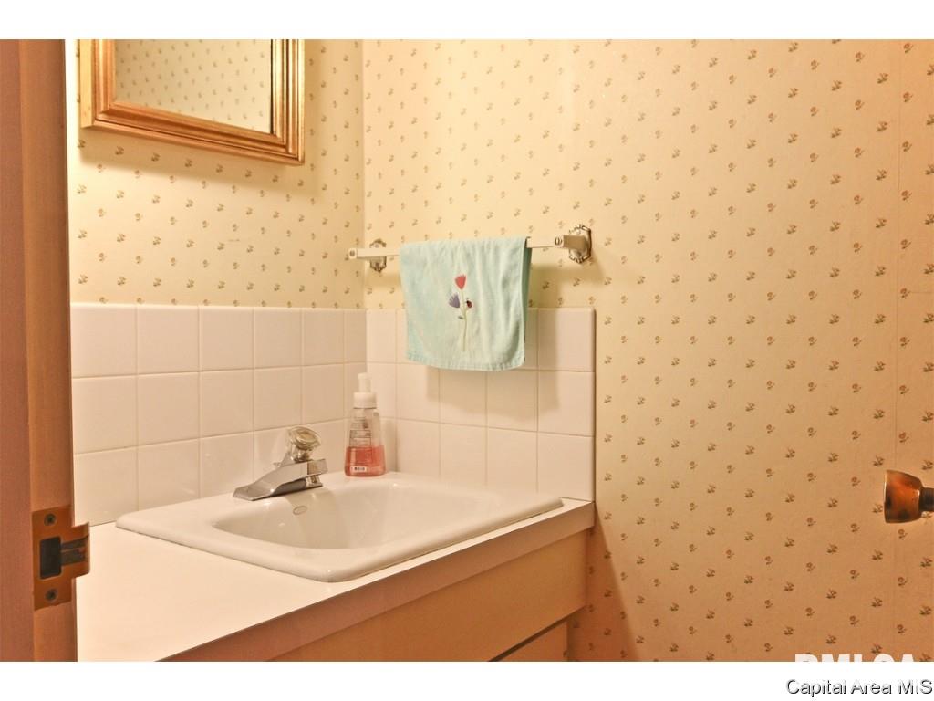 811 Kenyon Drive Springfield, IL 62704 - Photo 30 of 36 Gallery Image 30