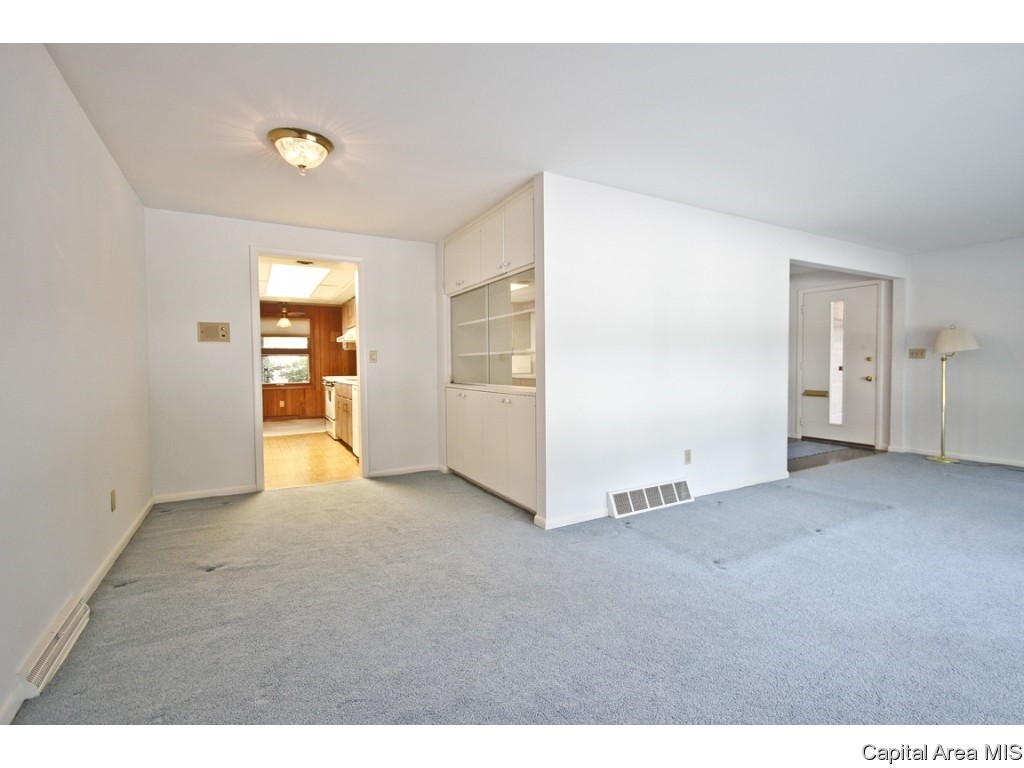 811 Kenyon Drive Springfield, IL 62704 - Photo 5 of 36 Gallery Image 5