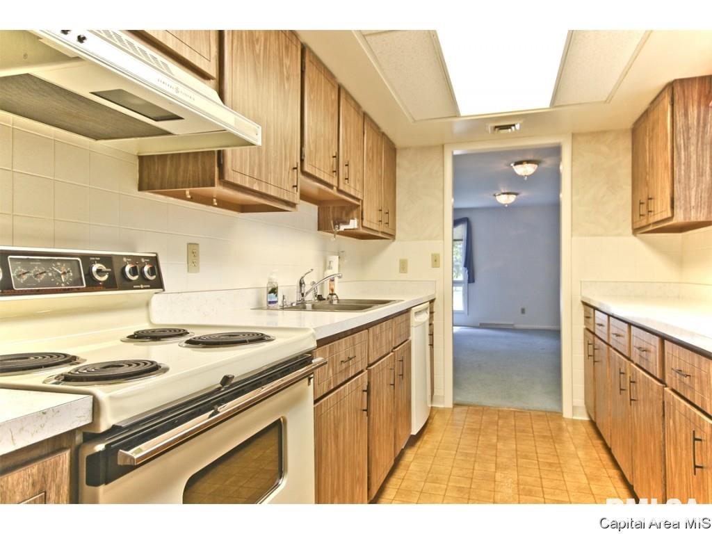 811 Kenyon Drive Springfield, IL 62704 - Photo 6 of 36 Gallery Image 6