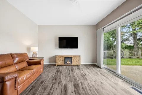 $575,000 | 919 East Ironwood Drive, Mount Prospect, IL 60056