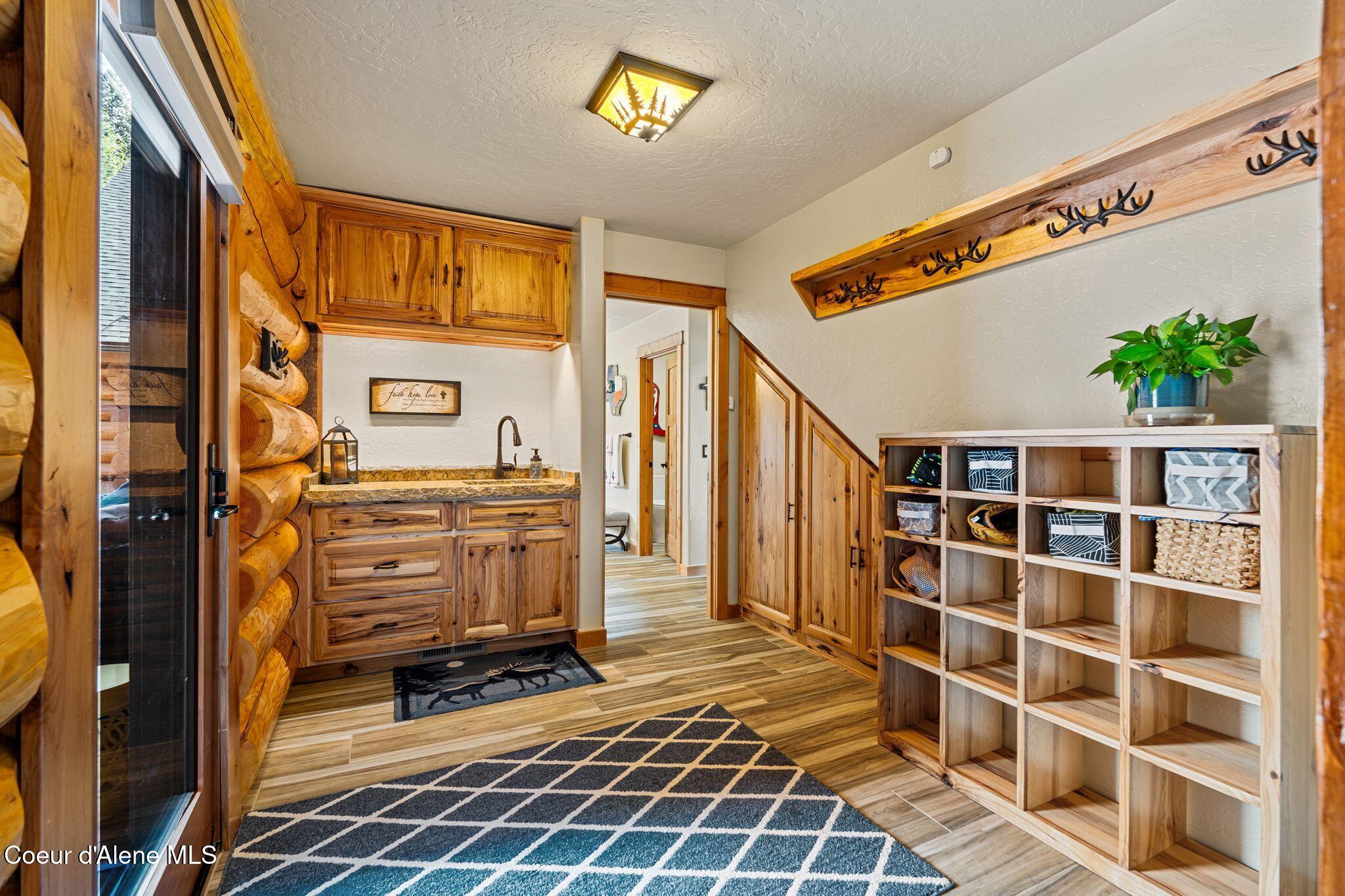 816 Ponderesa Ranch Road Sagle, ID 83860 - Photo 38 of 95 Hallway