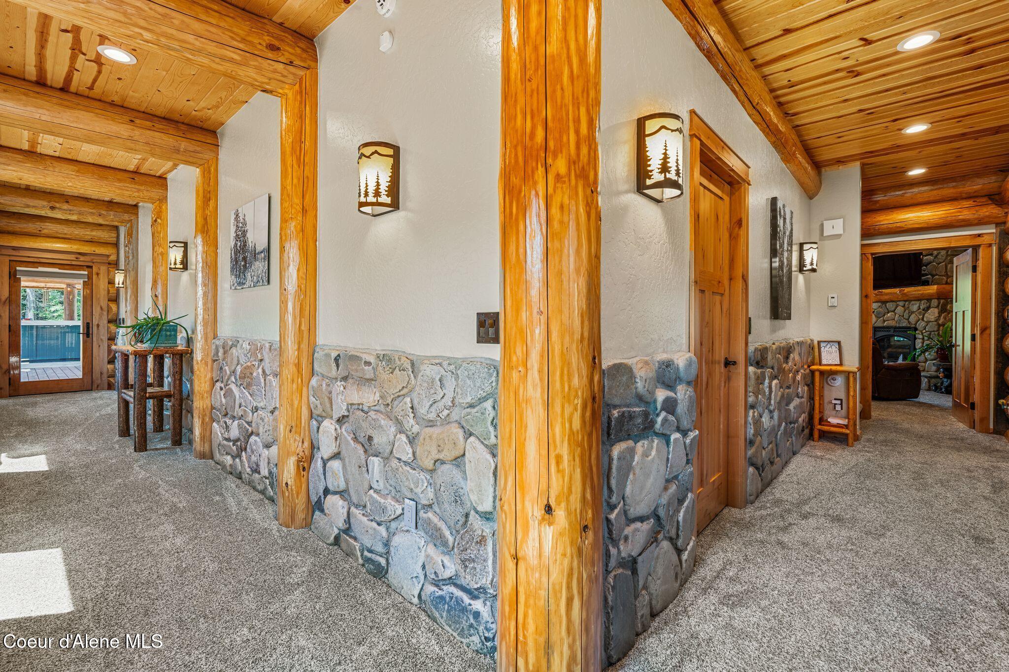 816 Ponderesa Ranch Road Sagle, ID 83860 - Photo 69 of 95 Hallway