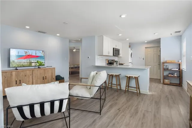 $800,000 | 807 106th Avenue North, Naples, FL 34108