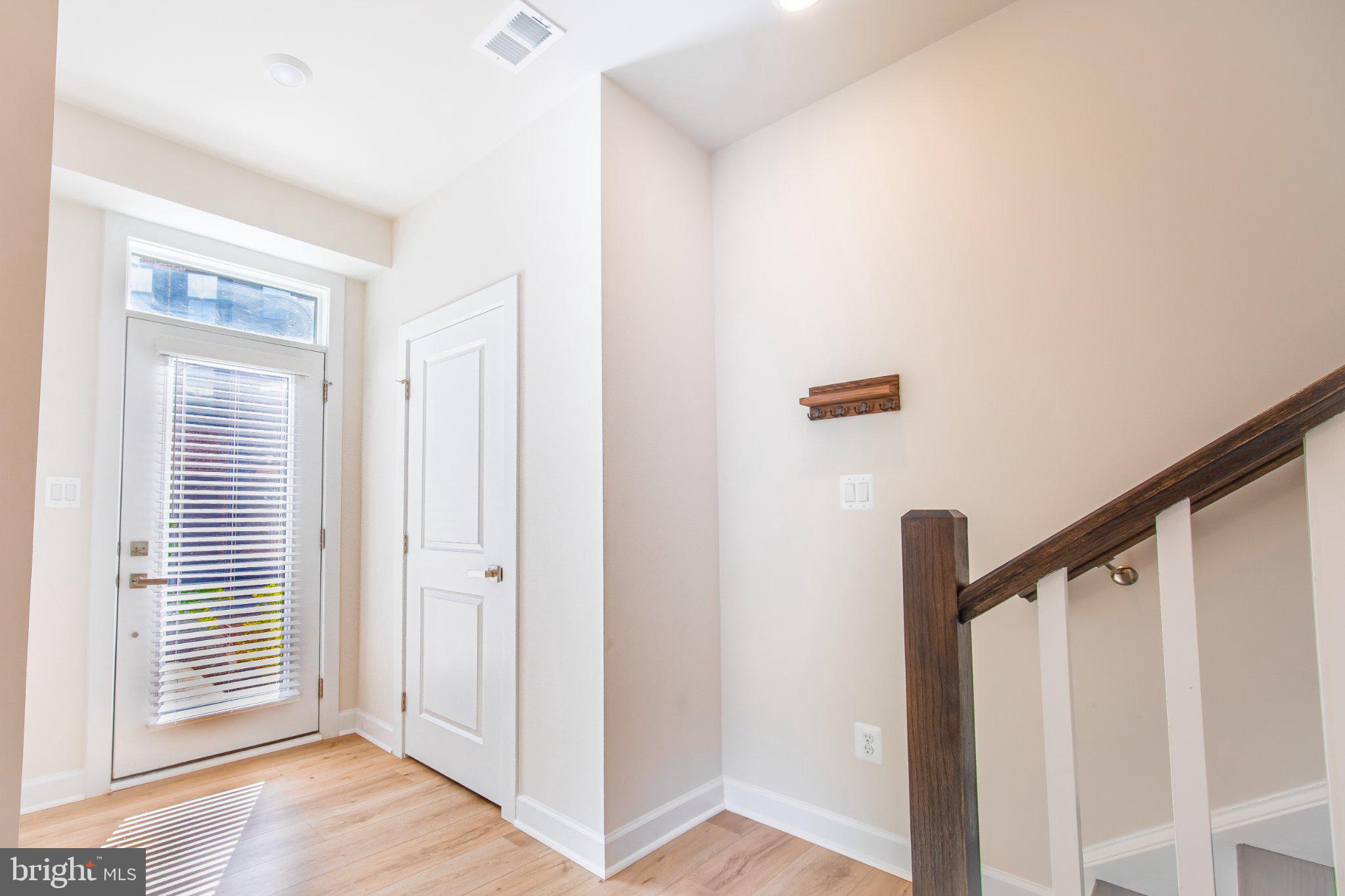 5313 8th Road South Arlington, VA 22204 - Photo 11 of 50 Bright and inviting entryway space.