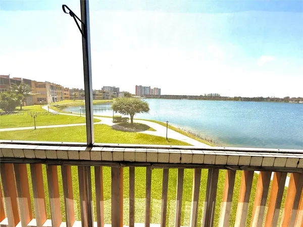 $2,100 | 1591 Northeast Miami Gardens Drive, Unit 205, Miami, FL 33179