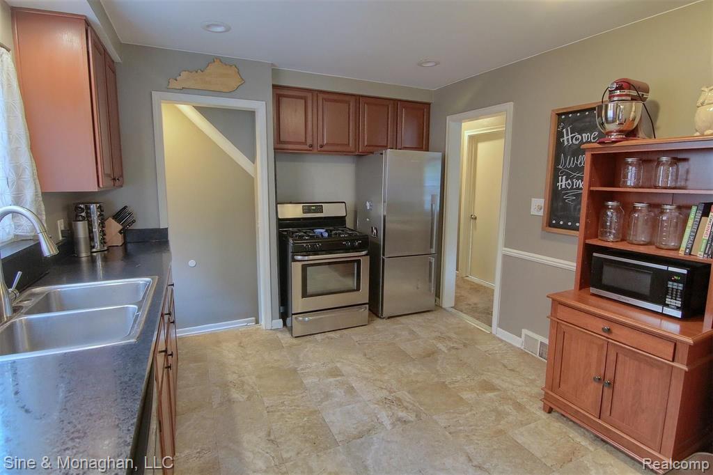 1226 Hampton Road Grosse Pointe Woods, MI 48236 - Photo 9 of 26