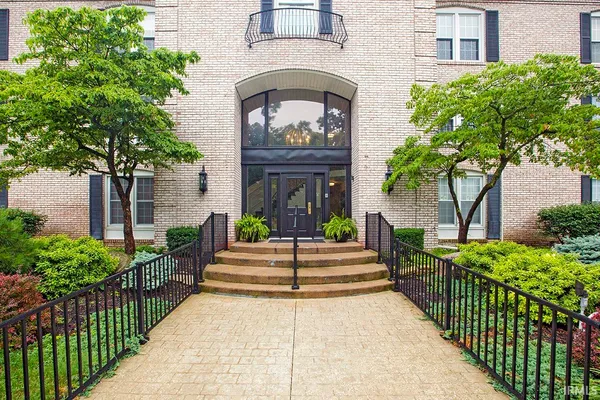 $349,900 | 1077 Greenleaf Boulevard, Unit 101, Elkhart, IN 46514