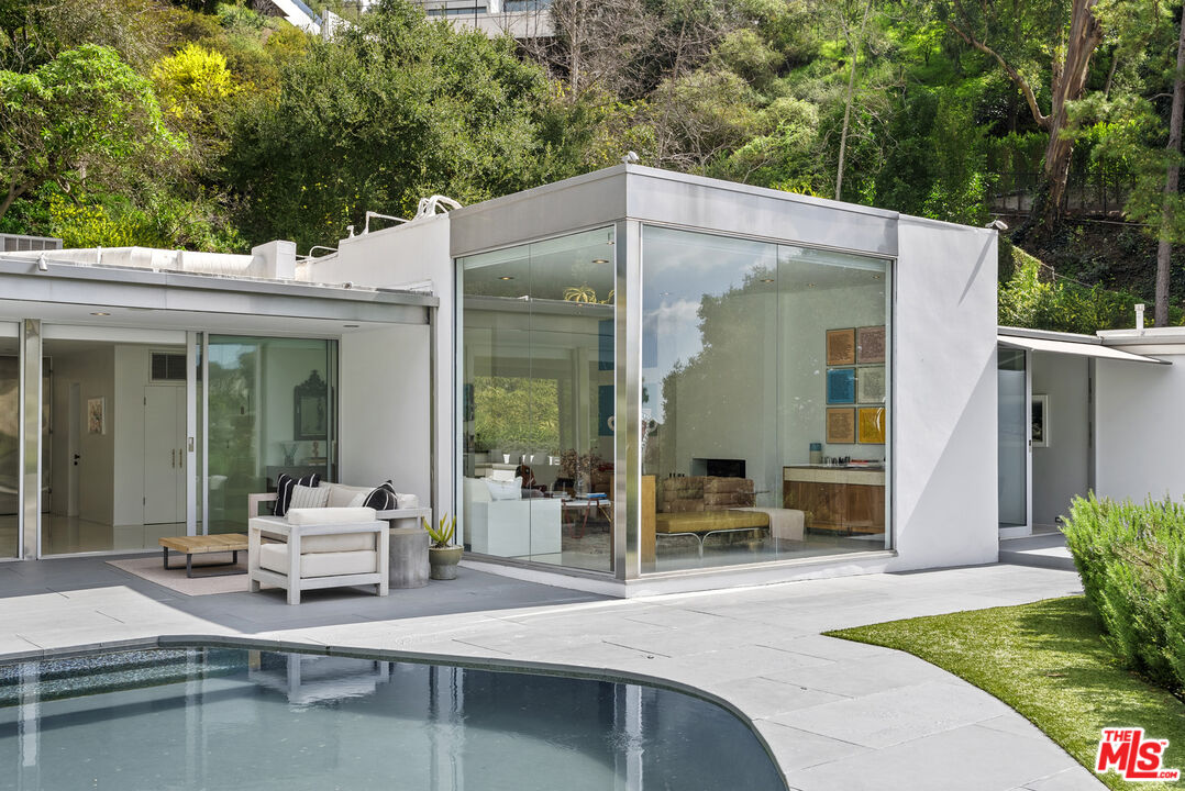 10899 Chalon Road Los Angeles, CA 90077 - Photo 30 of 34 a patio with table and chairs and potted plants