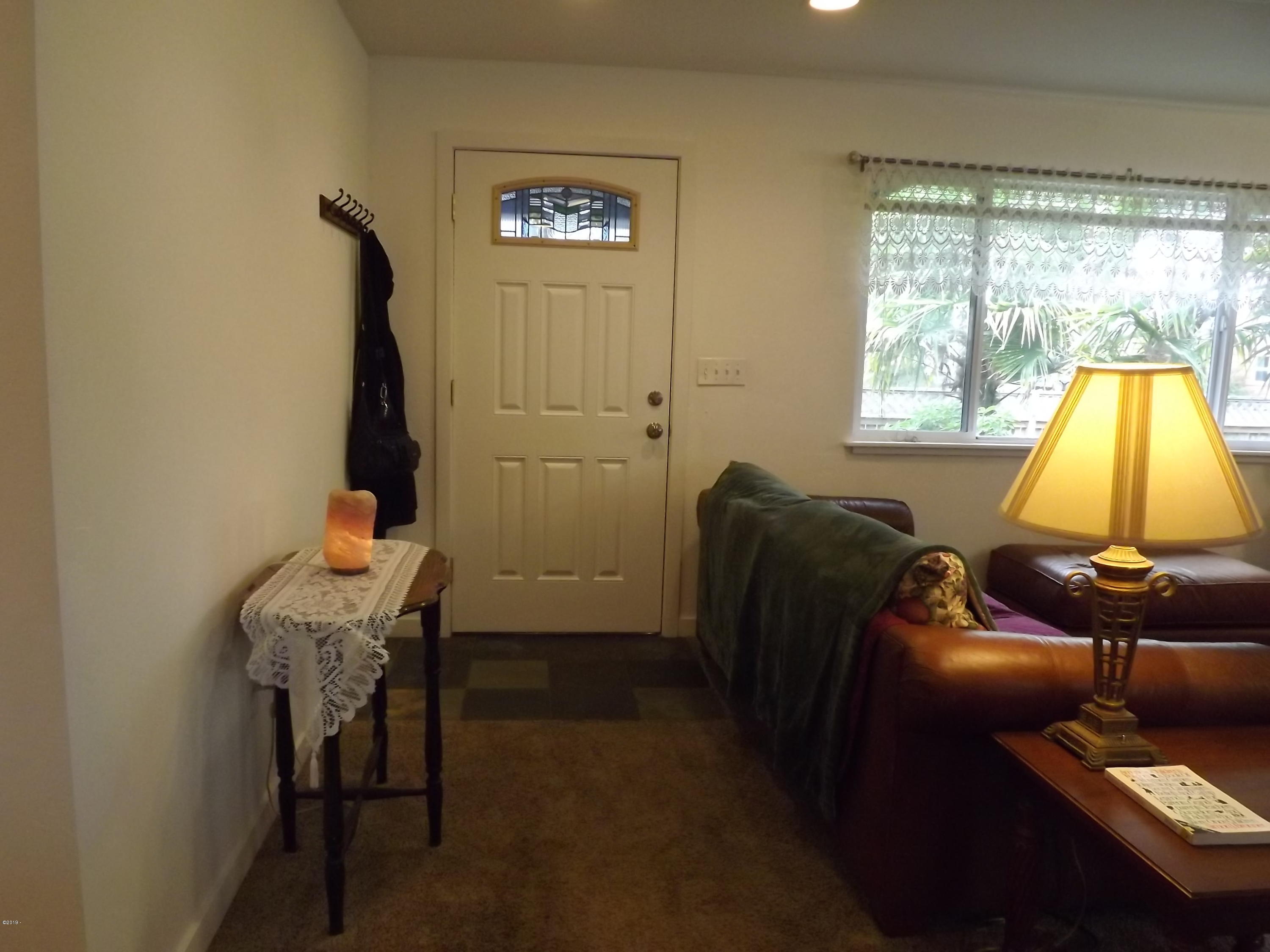 707 Northeast 7th Street Newport, OR 97365 - Photo 8 of 19 Stained-glass window