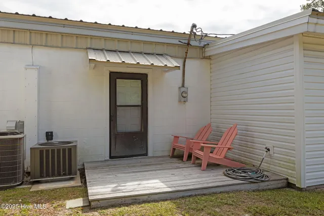 $1,350 | 360 Island Road, Unit 2, Harkers Island, NC 28531