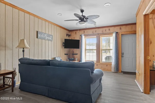 $1,350 | 360 Island Road, Unit 2, Harkers Island, NC 28531