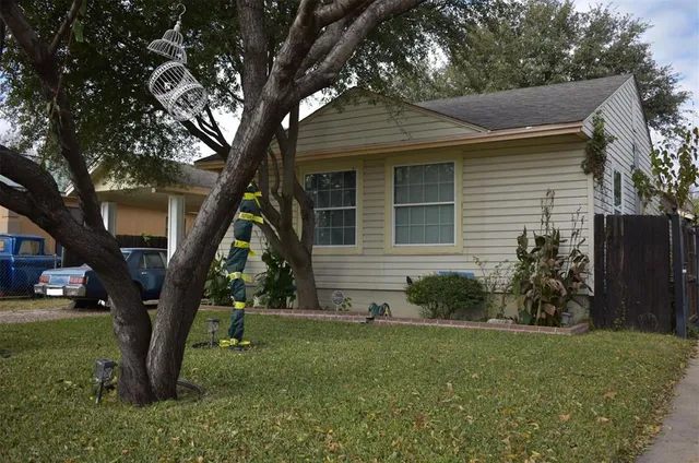 a view of a house with backyard and garden