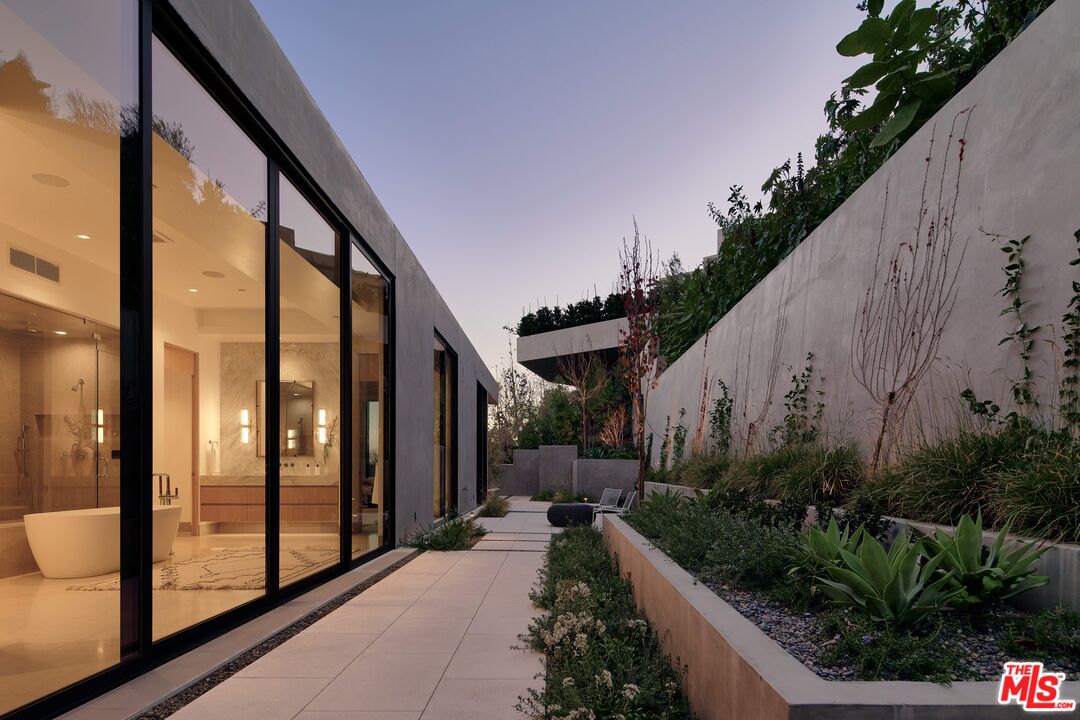 10901 Chalon Road Los Angeles, CA 90077 - Photo 19 of 20