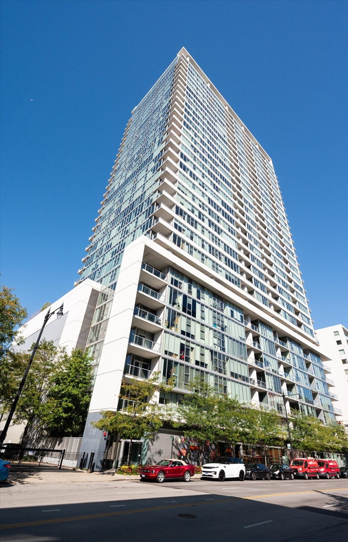 1720 South Michigan Avenue, Unit 1712 Chicago, IL 60616 - Photo 1 of 33 a front view of a building