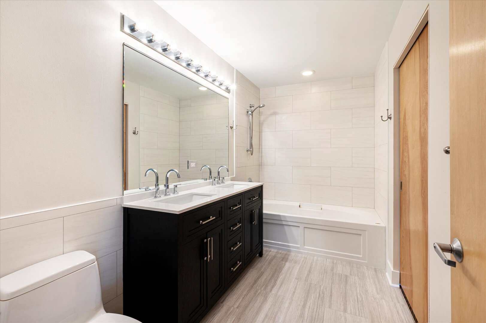 1720 South Michigan Avenue, Unit 1712 Chicago, IL 60616 - Photo 11 of 33 a bathroom with a sink a toilet and shower