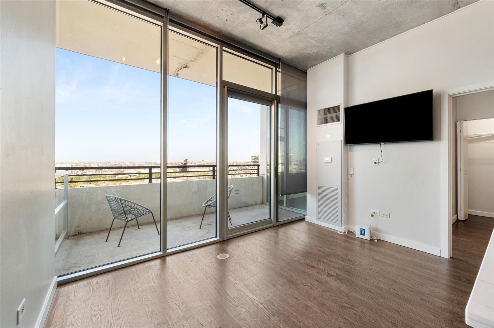 1720 South Michigan Avenue, Unit 1712 Chicago, IL 60616 - Photo 20 of 33 a view of a living room