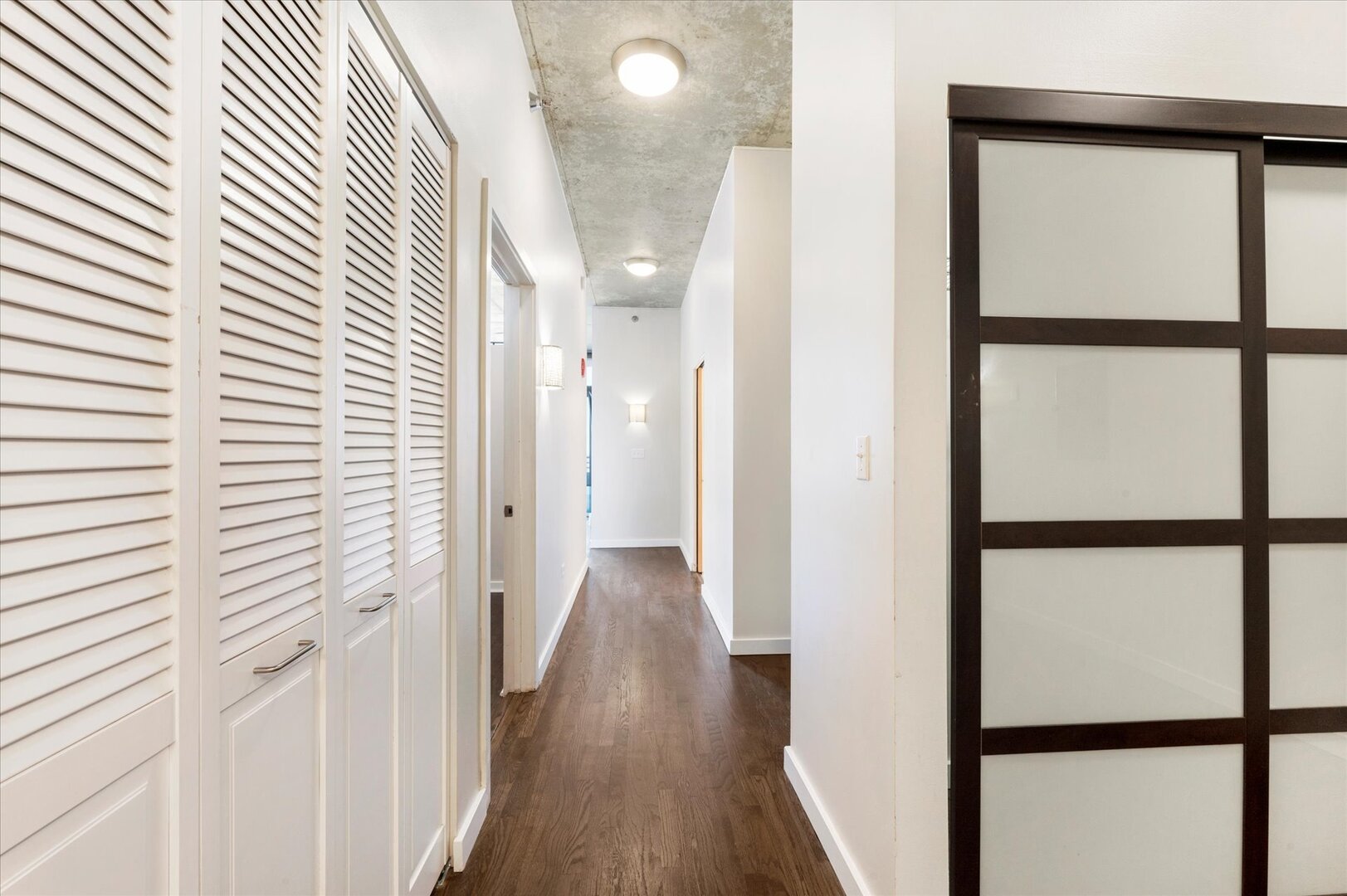 1720 South Michigan Avenue, Unit 1712 Chicago, IL 60616 - Photo 24 of 33 a view of a hallway with wooden floor