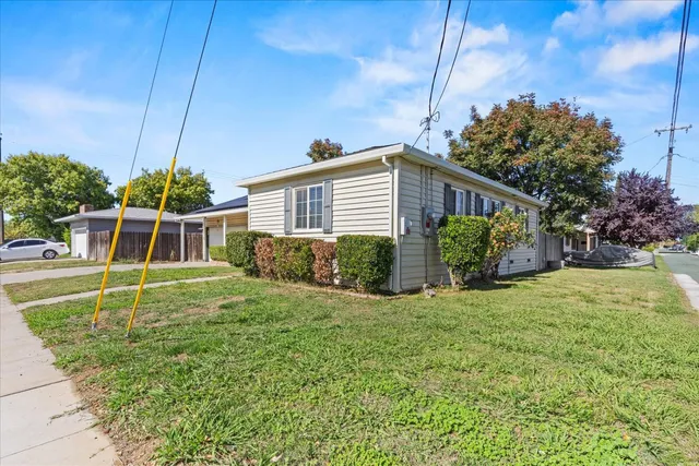 a view of a house with a yard
