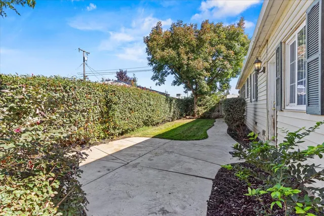 a view of a back yard