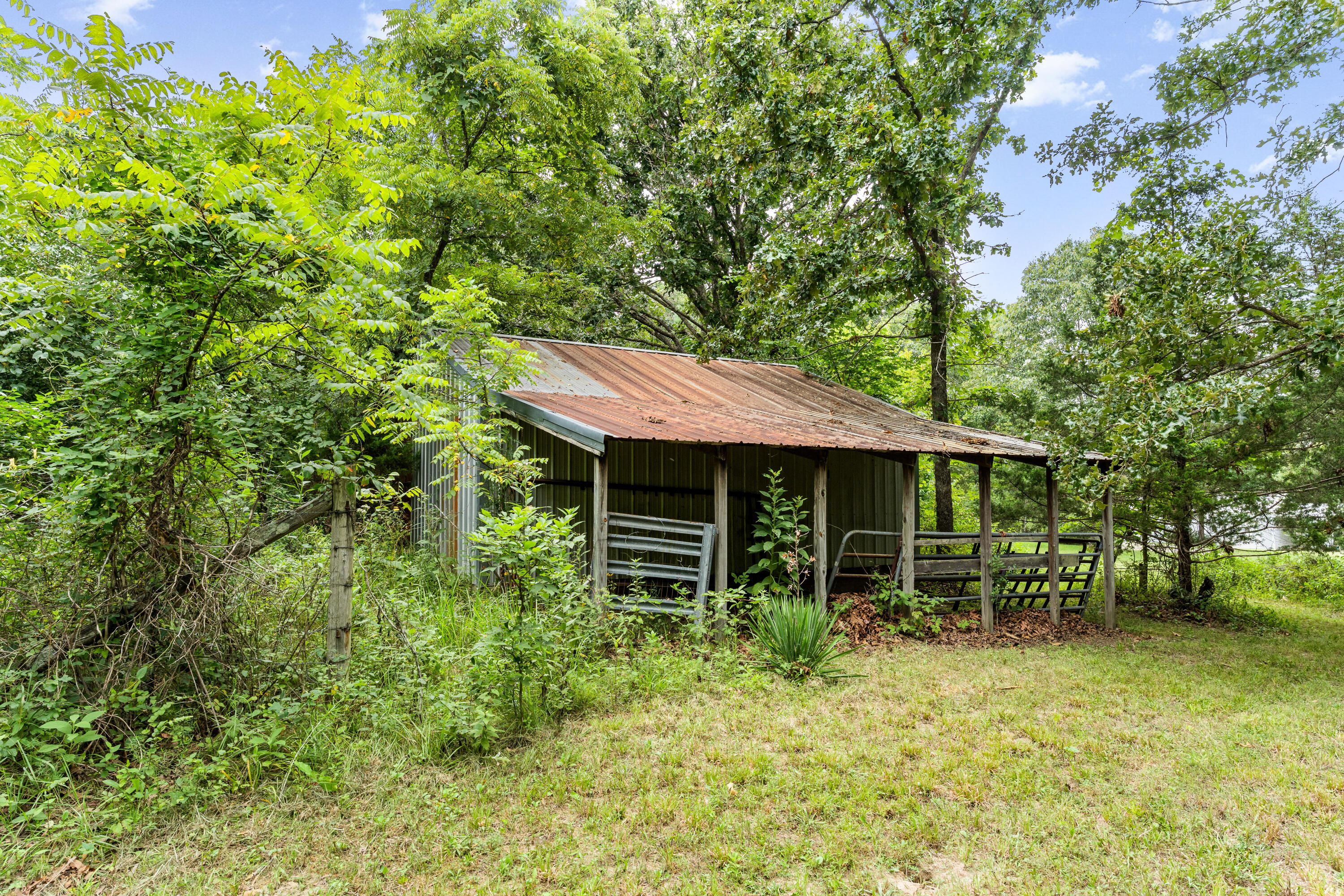 951 Goldfinch Road Marshfield, MO 65706 - Photo 31 of 38 Barn