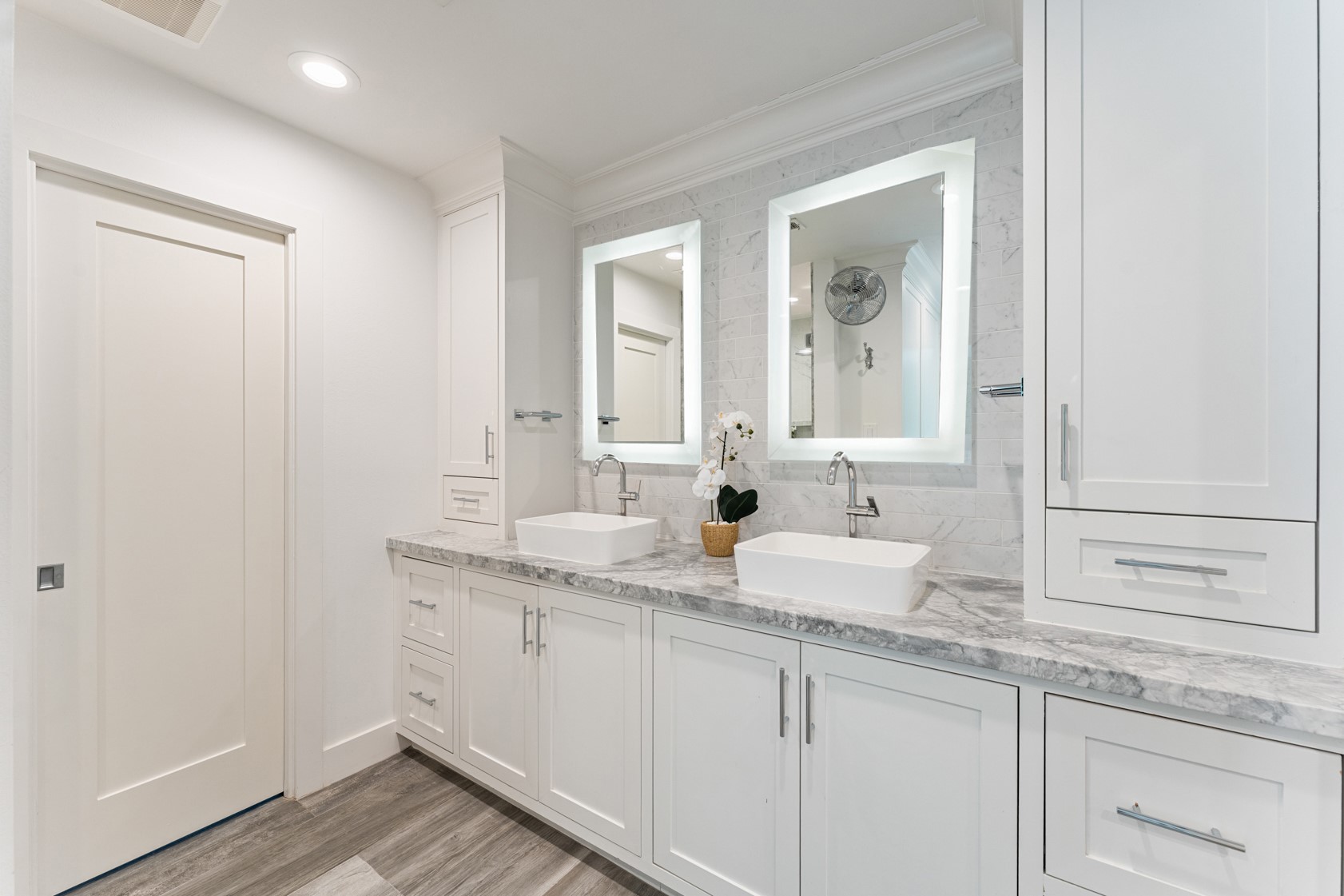 10703 Deerwood Road Houston, TX 77042 - Photo 9 of 28 Spa-like primary bath features Quartzite counters, specialty sink fixtures including lighted
mirrors, private water closet and huge shower.