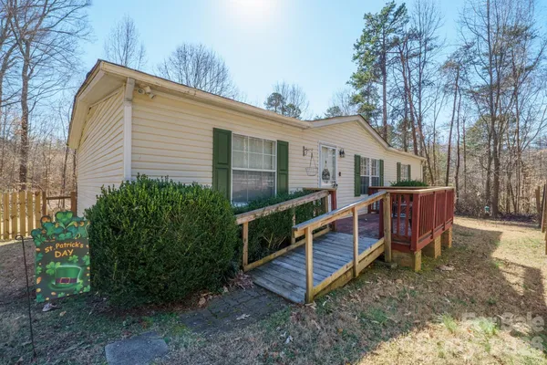 a view of a house with backyard and trees