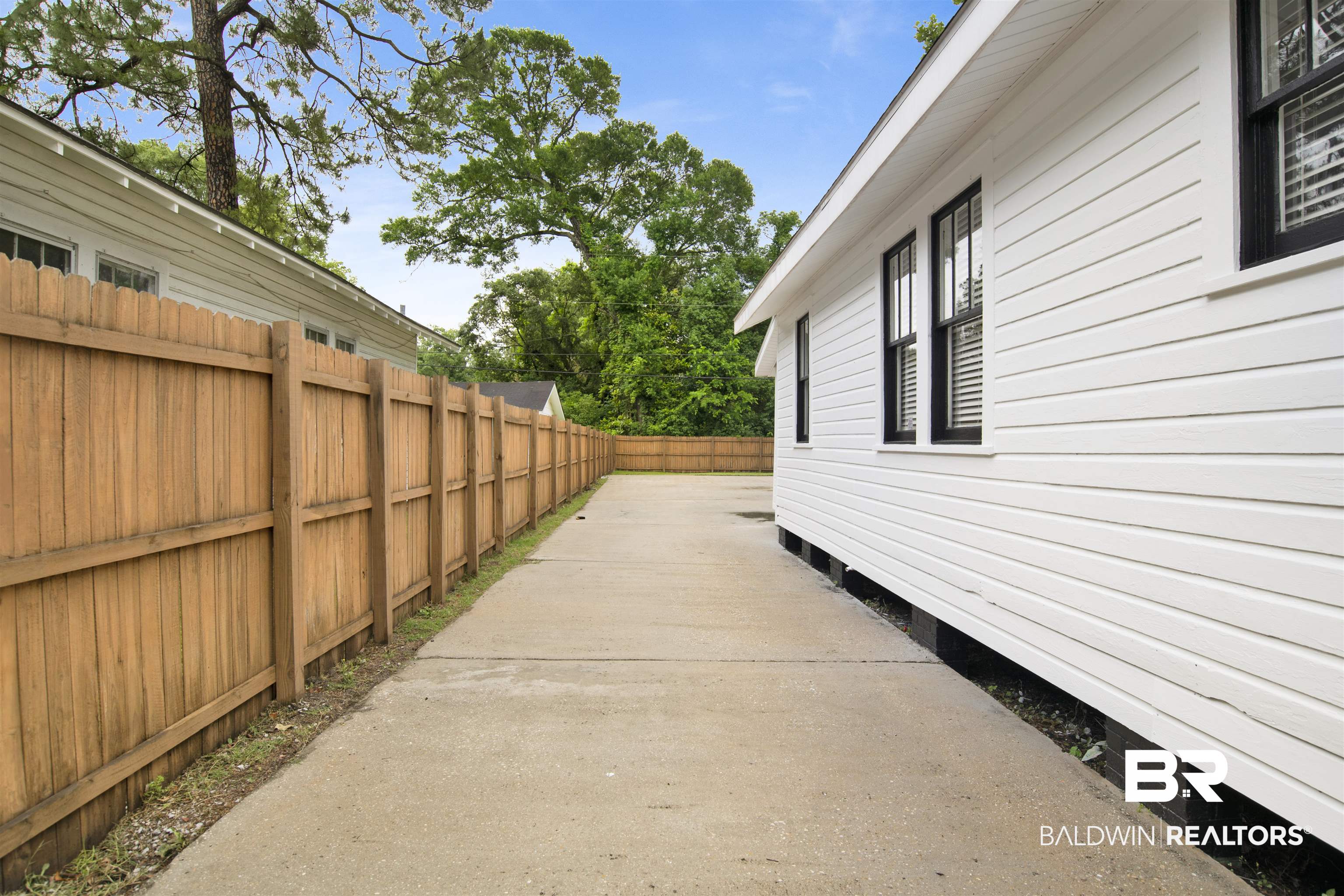 507 Holcombe Avenue Mobile, AL 36606 - Photo 6 of 28 View of side of property featuring fence