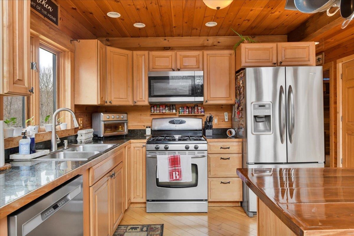487 Rue Madeline Readsboro, VT 05350 - Photo 7 of 54