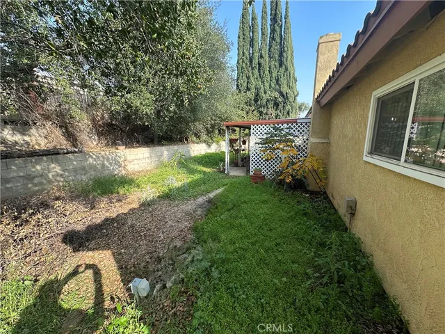 a view of yard with green space