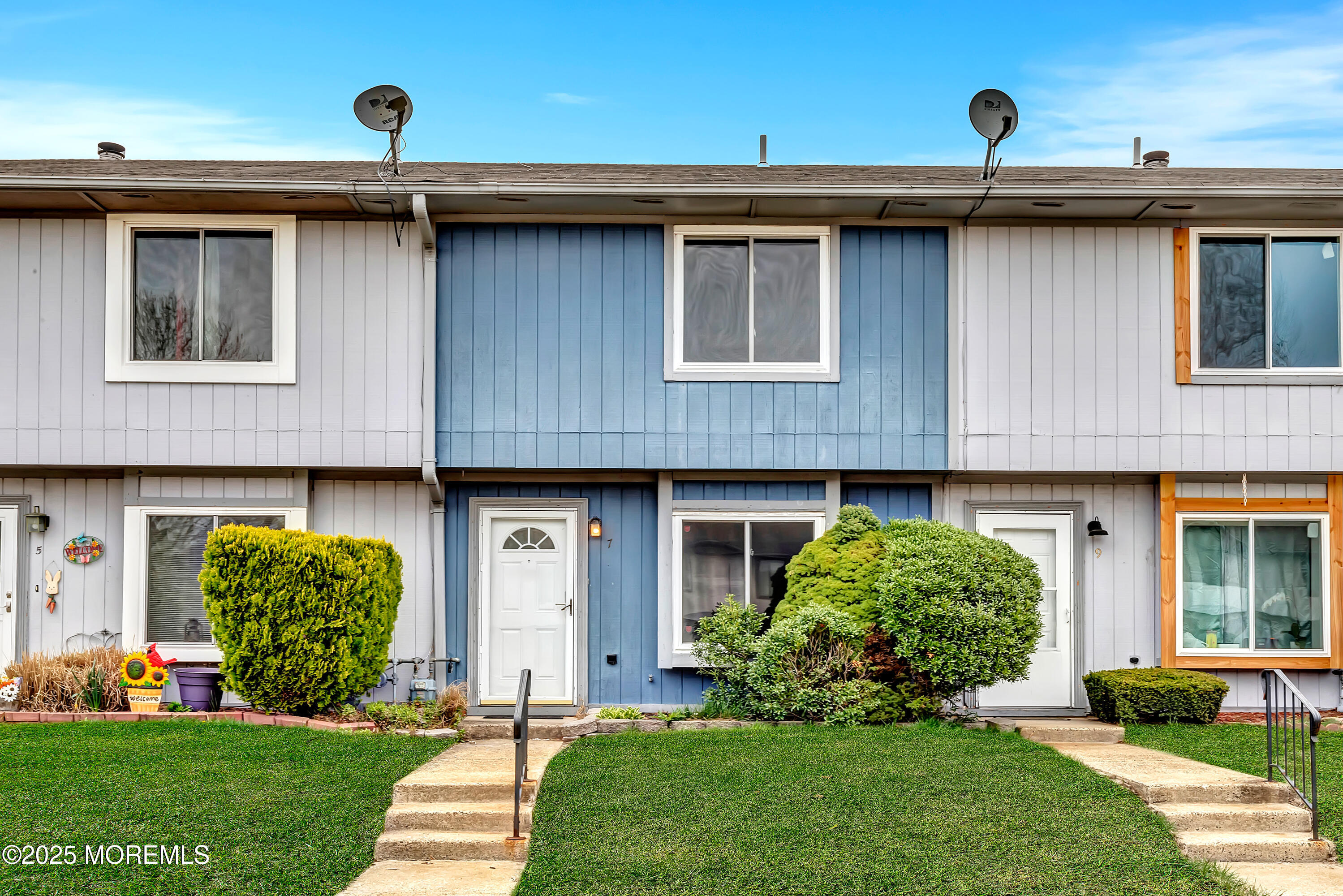 7 Creek Road Brick, NJ 08724 - Photo 3 of 26 a front view of a house with garden