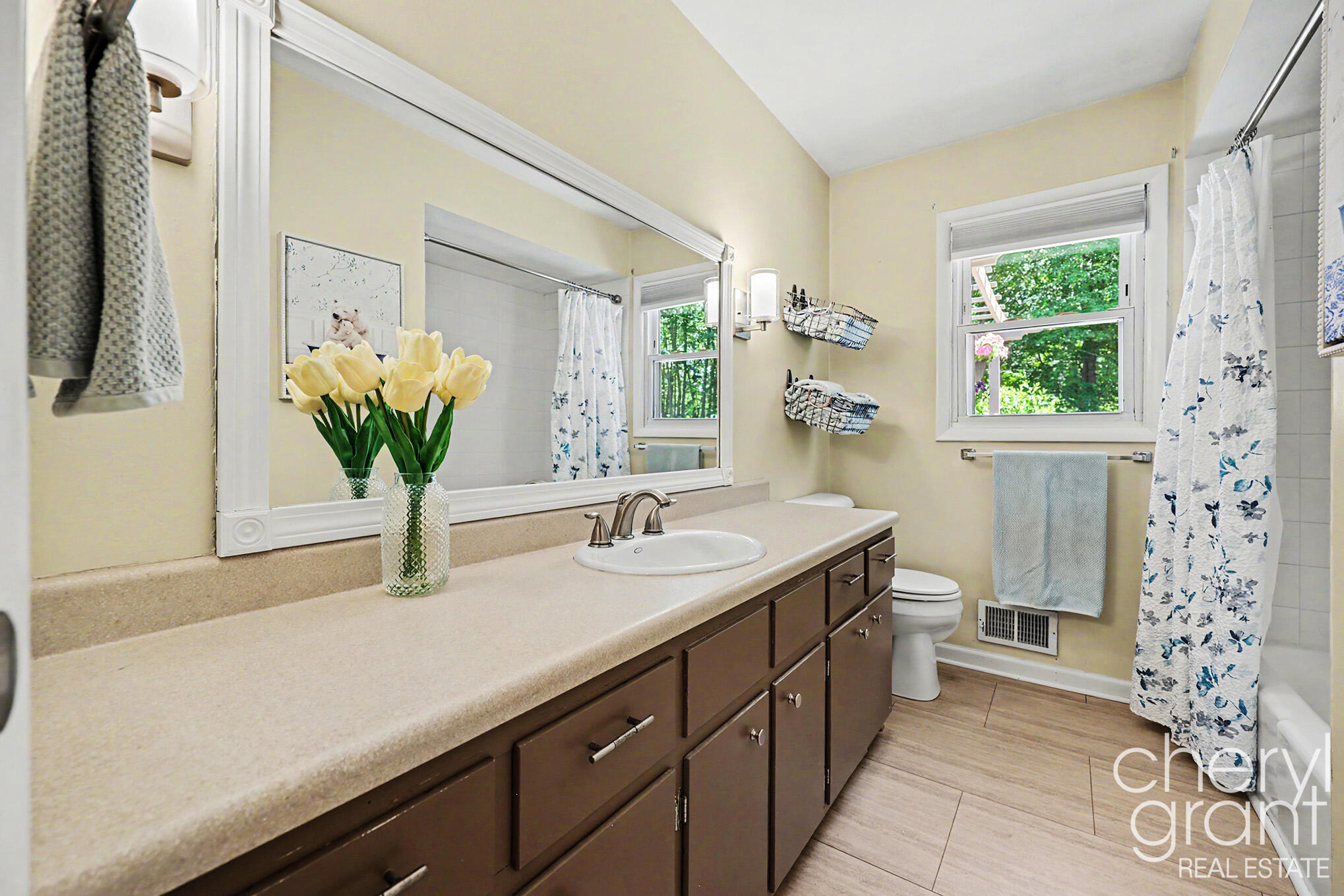15888 Vinecrest Street Spring Lake, MI 49456 - Photo 17 of 39 Bathroom