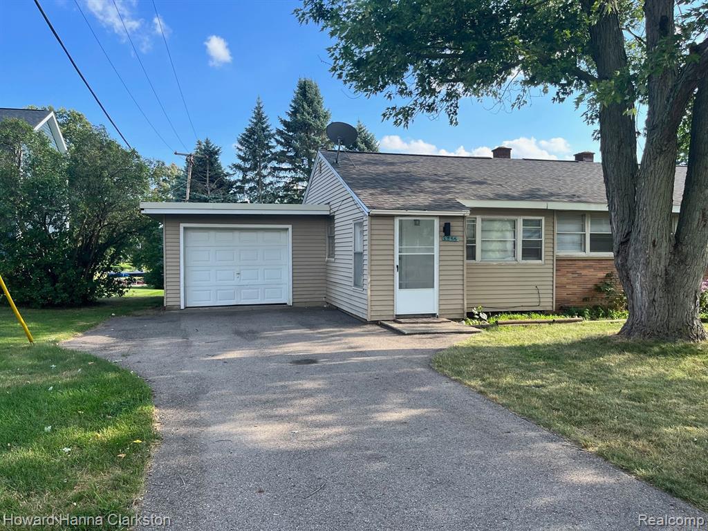 2566 North Williams Lake Road Waterford, MI 48327 - Photo 1 of 10