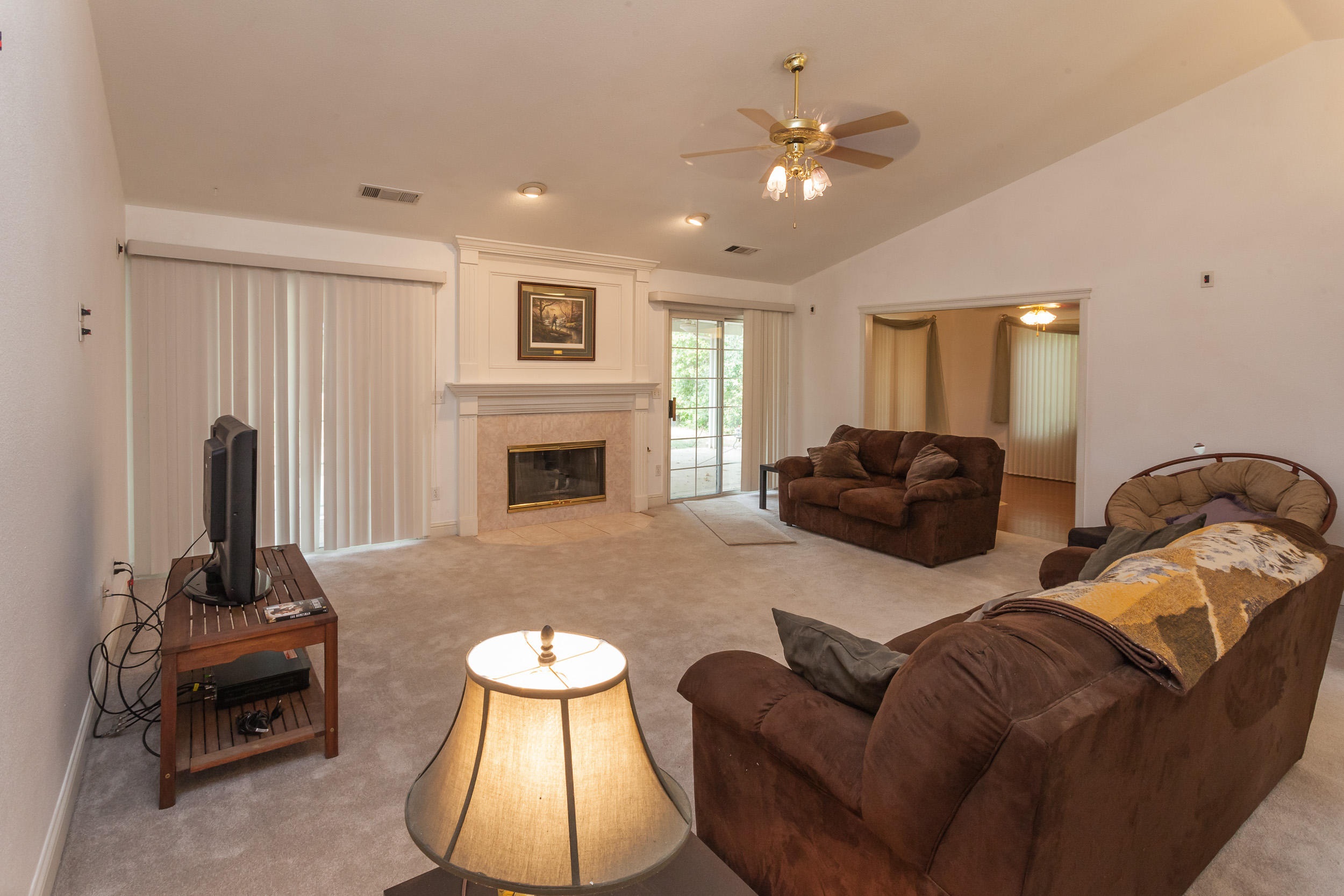 4906 Bidwell Road Redding, CA 96001 - Photo 3 of 29 Living2