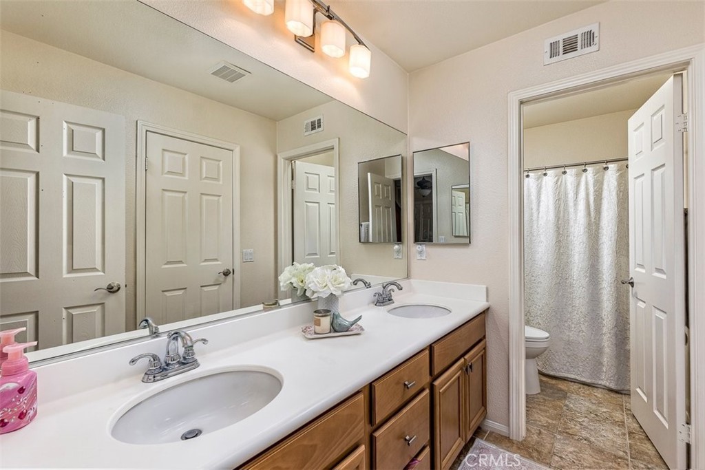 43922 Country Ridge Court Temecula, CA 92592 - Photo 38 of 61 Jack & Jill Bath for 3rd & 4th Bedrooms