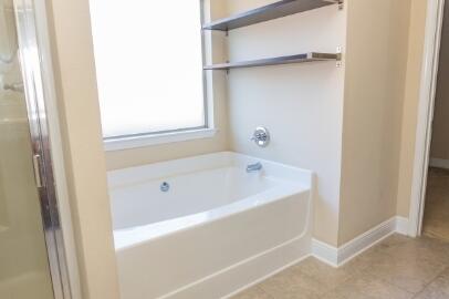 509 Pheasant Trail Crestview, FL 32536 - Photo 22 of 29 a bathroom with a bathtub