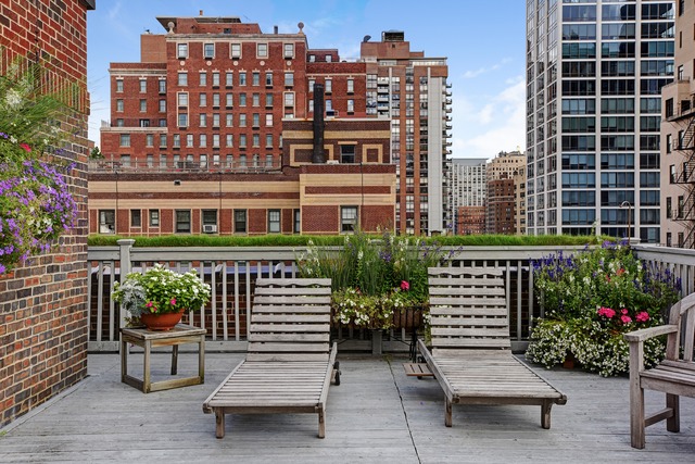 6 East Scott Street, Unit 6 Chicago, IL 60610 - Photo 23 of 25 a view of a building and bench in the patio